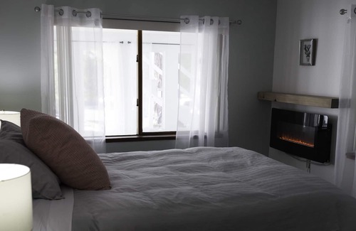 Courtenay House | Bright & cozy suite with ping pong table, close to ski hill, beaches & trails