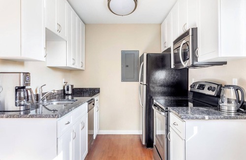 Cupertino Apartment | Bright Cupertino 1BR w/Pool, Cinema, Gym, walk to Shops, by Blueground