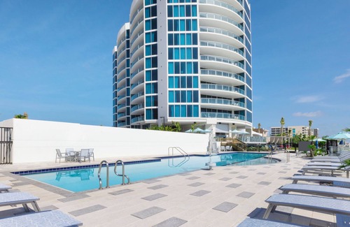 Daytona Beach Condo | Bright Daytona Beach 2BR Suite: Pool, Gym & City View 305