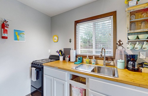 Grayland Apartment | Bright, dog-friendly studio with dune grass views & hot tub - walk to the beach