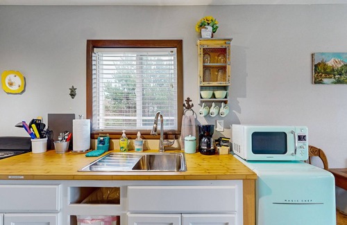 Grayland Apartment | Bright, dog-friendly studio with dune grass views & hot tub - walk to the beach