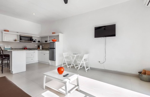 La Paloma House | Bright dog-friendly suite with kitchenette, heated outdoor pool, hot tub, patio