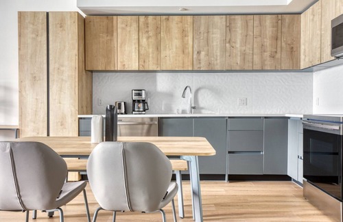 City West Apartment | Bright Downtown 1BR w/Pool, Gym & W/D near Staples Center, by Blueground (LAX 546)