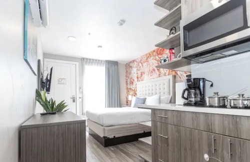 Mission Hills House | Bright Downtown Unit. Parking/HBO/WiFi. Walk to All