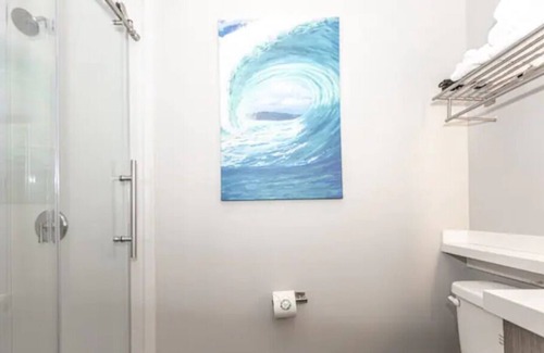 Mission Hills House | Bright Downtown Unit. Parking/HBO/WiFi. Walk to All