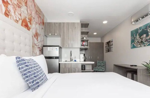 Mission Hills House | Bright Downtown Unit. Parking/HBO/WiFi. Walk to All