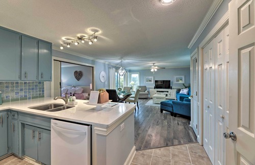 Emerald Isle Condo | Bright Emerald Isle Condo w/Private Beach Access!