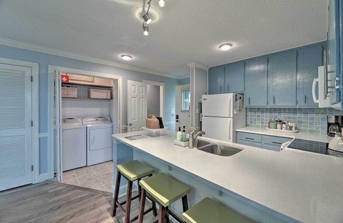 Emerald Isle Condo | Bright Emerald Isle Condo w/Private Beach Access!