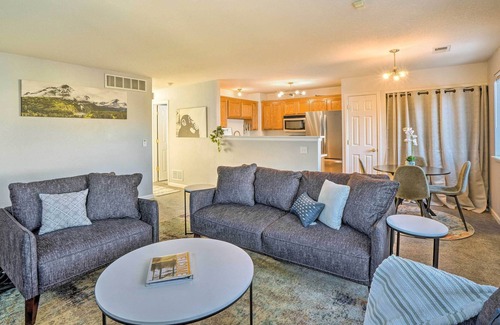 Englewood Condo | Bright Englewood Condo ~ 9 Mi to Dtwn Denver!