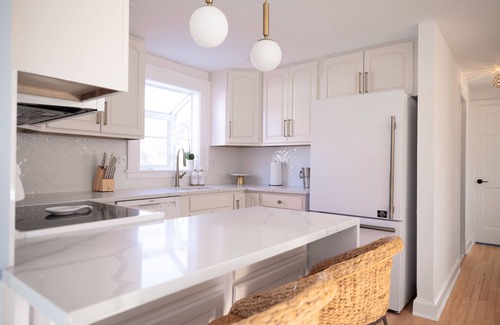 Fairfield House | Bright Escape, Top-Rated Design, Fire pit, Near Beach