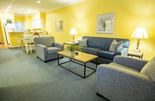 Branson Hotel | Bright Escape w/Mountain Feel – 5 Mins to Ripley’s & Branson Strip | 3 Units