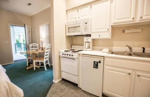 Branson Hotel | Bright Escape w/Mountain Feel – 5 Mins to Ripley’s & Branson Strip | 3 Units