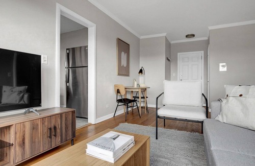 Evanston Apartment | Bright Evanston 1BR, 1 mile to Northwestern campus, by Blueground