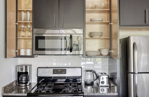 Evanston Apartment | Bright Evanston 1BR w/Pool & Gym, walk to Northwestern, by Blueground
