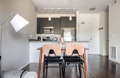 Evanston Apartment | Bright Evanston 1BR w/Pool & Gym, walk to Northwestern, by Blueground