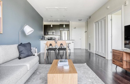 Evanston Apartment | Bright Evanston 1BR w/Pool & Gym, walk to Northwestern, by Blueground