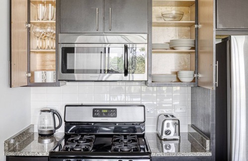 Evanston Apartment | Bright Evanston 1BR w/Pool & Gym, walk to Northwestern, by Blueground