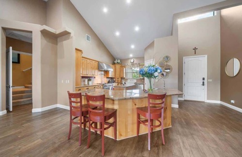 Lake Hughes House | Bright Family Getaway Mountain Views OutdoorLiving