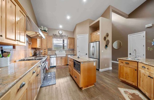 Lake Hughes House | Bright Family Getaway Mountain Views OutdoorLiving