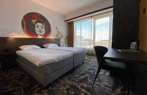 Emmen Hotel | Bright Family Room Near Rensenpark & Emmen City Center Attractions, Dining Spots