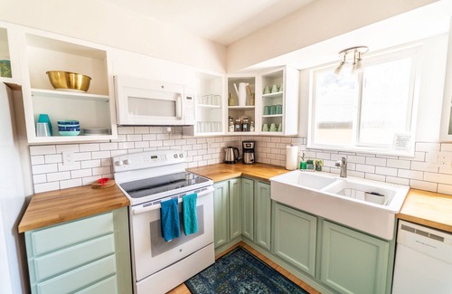 Northeast Colorado Springs House | Bright family friendly 3 bed 2 bath w/3 king beds located near AFA