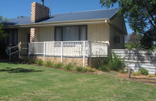 Narrogin House | Bright & Fresh cottage