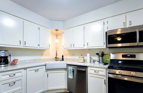 East Memphis Apartment | ++Bright &Friendly 2BR Retreat in Prime UoM Area++