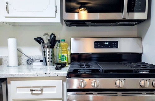 East Memphis Apartment | ++Bright &Friendly 2BR Retreat in Prime UoM Area++
