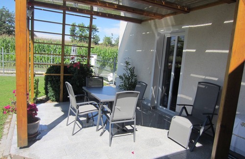 Winzer Apartment | Bright, friendly apartment with private garden, right on the Danube cycle path
