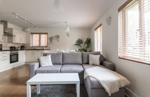 Maidenbower Apartment | Bright Fully Furnished Apartment/2 Parking Spaces