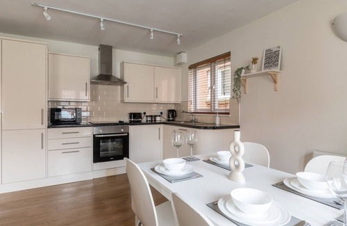 Maidenbower Apartment | Bright Fully Furnished Apartment/2 Parking Spaces