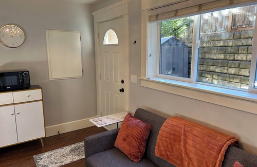 Langford Villa | Bright Garden Suite in Colwood