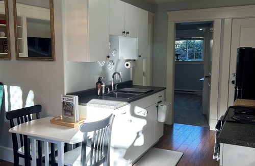 Langford Villa | Bright Garden Suite in Colwood
