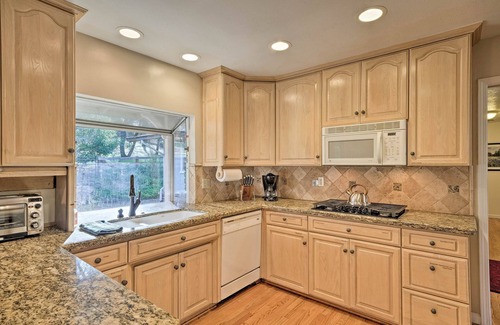 Sonora House | Bright 'Gold Country' Home: Pool, Deck & Hot Tub!