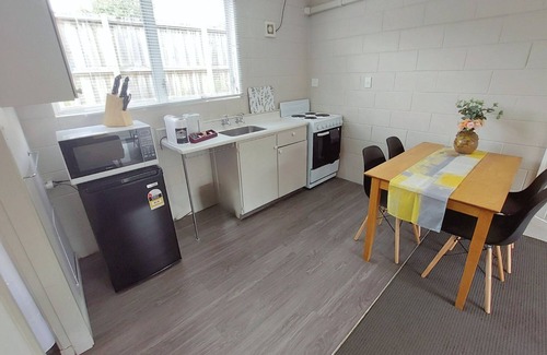 Claudelands Apartment | Bright Ground-Floor Apartment with Parking