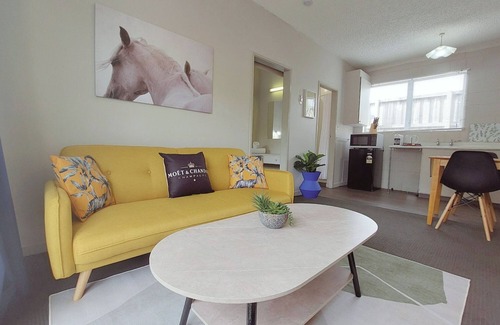 Claudelands Apartment | Bright Ground-Floor Apartment with Parking