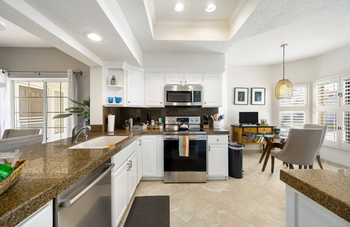 Palm Desert Condo | Bright ground-level condo on the golf course