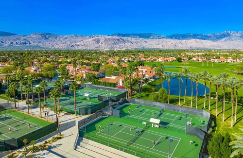 Palm Desert Condo | Bright ground-level condo on the golf course