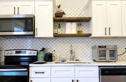 Roswell House | Bright historic home w/yard & central to explore