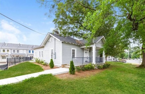 Roswell House | Bright historic home w/yard & central to explore