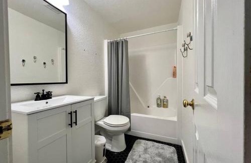 Broomfield House | Bright Home - Huge Backyard 20 min - Denver & Boulder