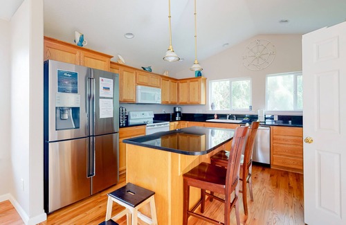 Rockaway Beach House | Bright home near beach with fast WiFi, fireplace & washer/dryer