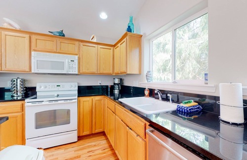 Rockaway Beach House | Bright home near beach with fast WiFi, fireplace & washer/dryer