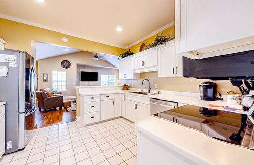 Hilton Head Island Condo | Bright home with outdoor pool, on-site golf, tennis & beach access