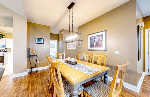 Hilton Head Island Condo | Bright home with outdoor pool, on-site golf, tennis & beach access
