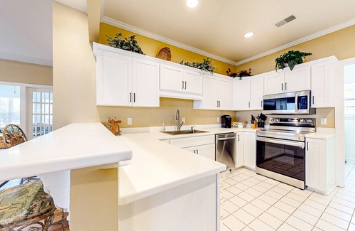 Hilton Head Island Condo | Bright home with outdoor pool, on-site golf, tennis & beach access