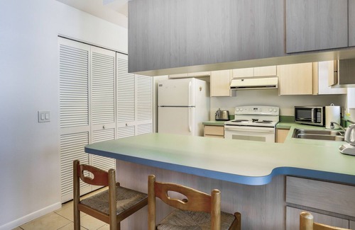 Grove City Apartment | Bright home with W/D, AC, WiFi, pool, grill, & ping pong - near beach & dogs OK