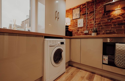 Retford House | Bright House. 13 minutes to the theme park. Family sized victorian terrace.