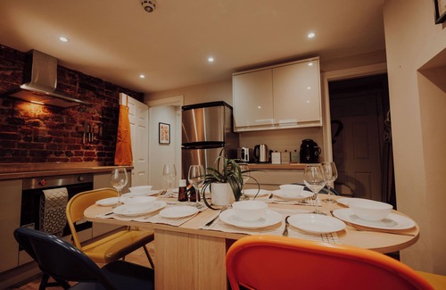 Retford House | Bright House. 13 minutes to the theme park. Family sized victorian terrace.