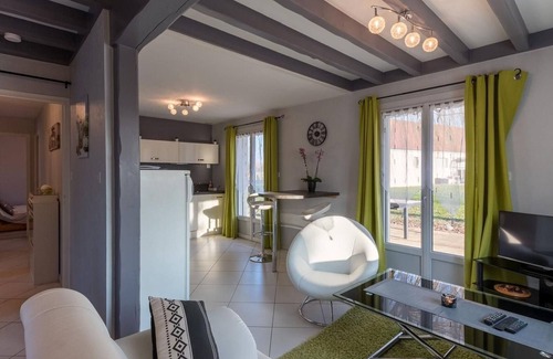 Gy Cottage | Bright house with private garden and Wifi near historical sites